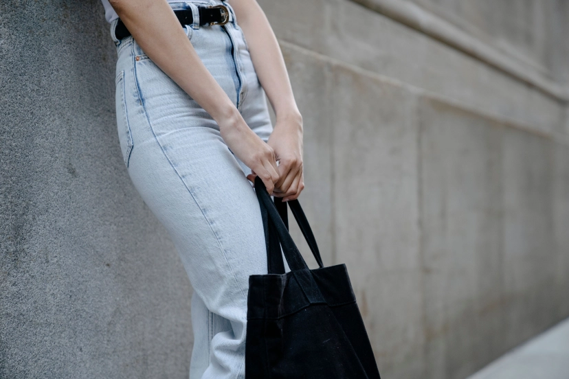 black basic tote bag